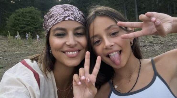 Ευριπίδου: Αποκοιμήθηκε επάνω στον ώμο της κόρης της και εκείνη την τρόλαρε [εικόνες]