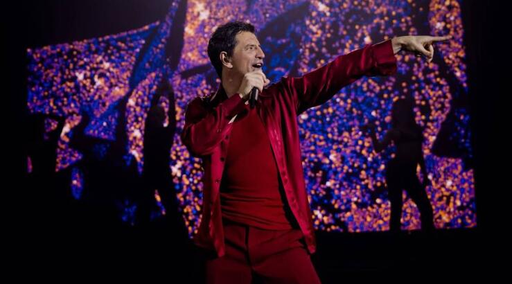 Σάκης Ρουβάς: Ερμήνευσε Στέλιο Καζαντζίδη επί σκηνής [βίντεο]