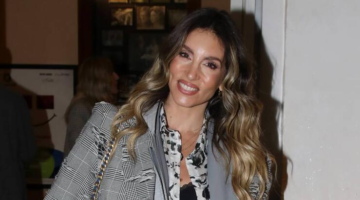 Η Αθηνά Οικονομάκου υιοθετεί τις wispy bangs και απογειώνει το effortless beauty