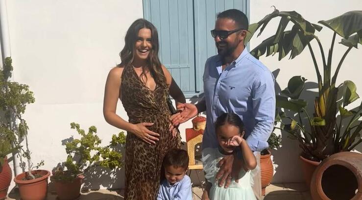 Η εγκυμονούσα Κρίστη Αγαπίου για μπάνιο με την οικογένειά της [εικόνα]