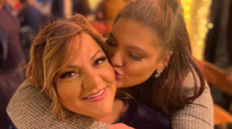 Σταυροπούλου – Μπάρκα: Μαμά και κόρη χορεύουν το «Ζάρι» στη γιαγιά και είναι απίθανες [βίντεο]