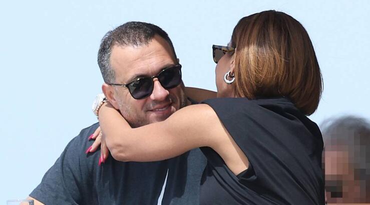 Μαριάντα Πιερίδη: Τους «τσακώσαμε» σε τρυφερά ενσταντανέ να απολαμβάνουν τον καφέ τους [εικόνες]