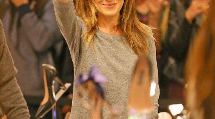Η Sarah Jessica Parker έπιασε δουλειά ως πωλήτρια παπουτσιών! 