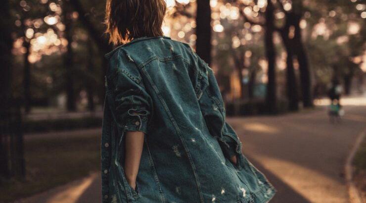 Tο oversized denim jacket must have στις φθινοπωρινές μας βόλτες