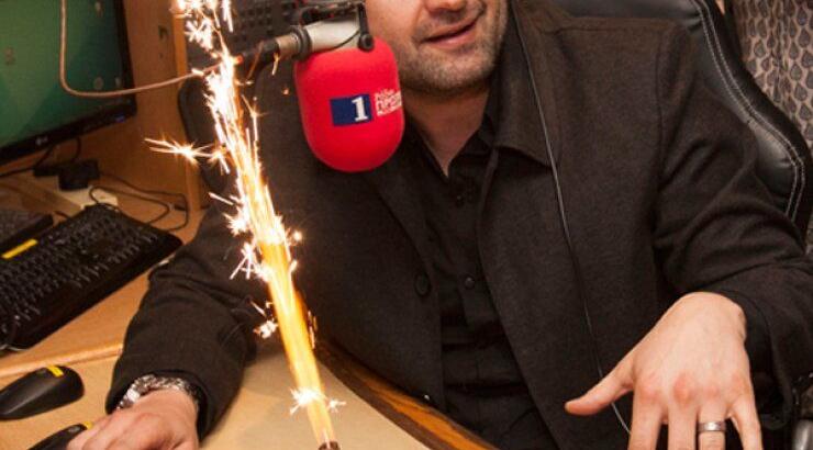 Η τούρτα έκπληξη του Ζαχαρία Φιλιππίδη για τα γενέθλιά του on air!