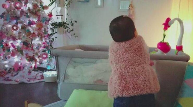 Τρέλανε τα social media η κόρη Κύπριας παρουσιάστριας σε τρελές πόζες με τον μπαμπά της