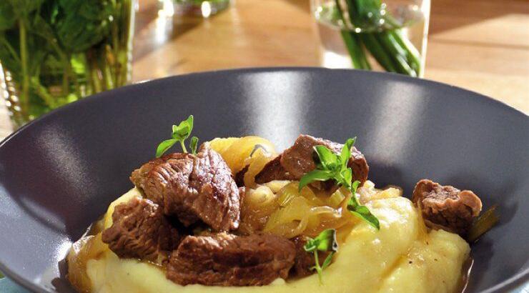 Μοσχαράκι με μαντζουράνα και πουρέ πατάτας