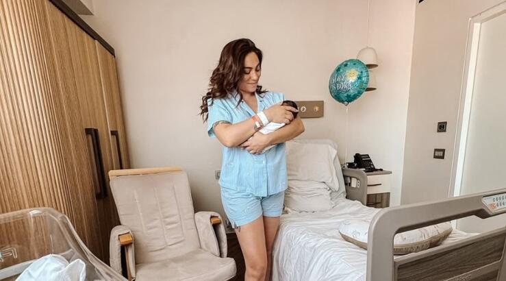 Ευρυδίκη Βαλαβάνη: Αποχαιρετά τον Ιούλιο με 6 αδημοσίευτα στιγμιότυπα από την γέννηση του γιου της