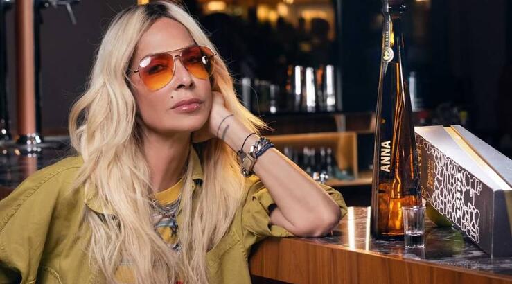 Γίνεσαι νονά; Η Άννα Βίσση σου δείχνει την πιο ανατρεπτική εμφάνιση που μπορείς να κάνεις