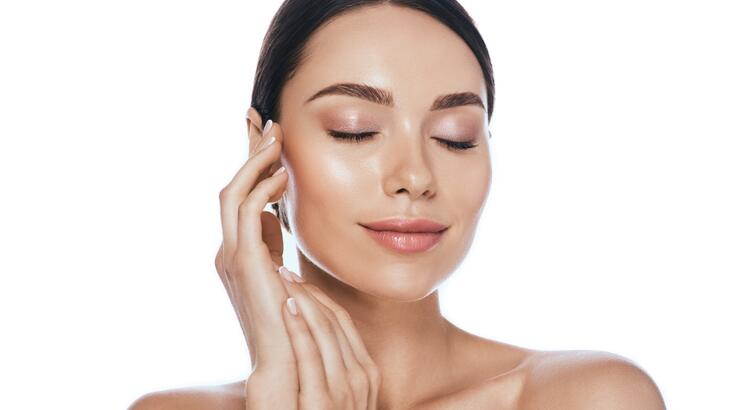 Μεσοθεραπεία προσώπου: Γιατί πρέπει να την βάλεις στο beauty calendar του καλοκαιριού