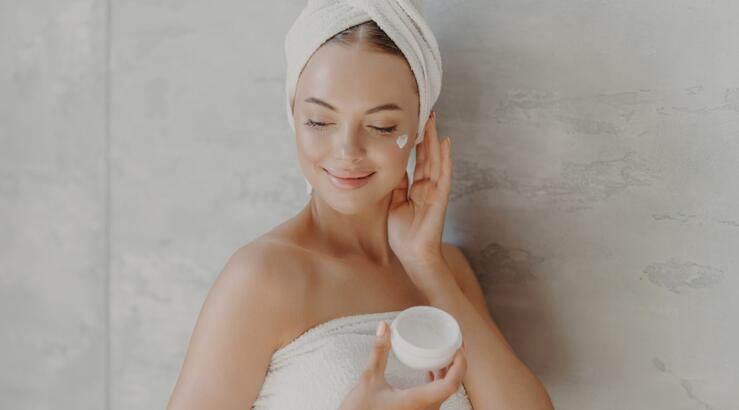 Τα 10 SOS βήματα για τη σωστή εφαρμογή της ενυδατικής κρέμας