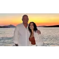 Ελπίδα Ιακωβίδου - Τζώνη Καλημέρης: Ποζάρουν αγκαλιασμένοι με φόντο το ηλιοβασίλεμα στην Πάρο [εικόνες]