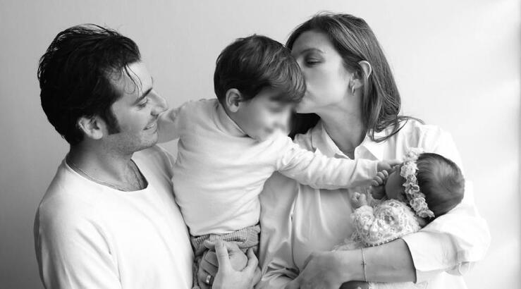 Βασίλης Χαραλάμπους: Πρωινές αγκαλιές με τα δύο του παιδιά, Άρη και Δάφνη [εικόνα]