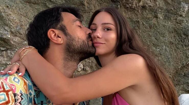 Ανδρέας Γεωργίου: Το τρυφερό φιλί στη φουσκωμένη κοιλίτσα της συντρόφου του [εικόνα]