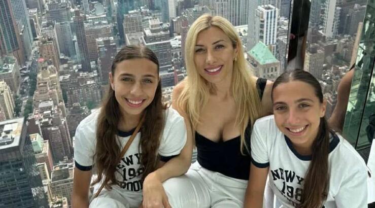 Στέλλα Χαραλαμπίδη: Πρωινή βόλτα με τις κόρες της – Είδαν μαζί την ανατολή του ήλιου