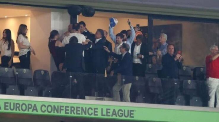 Νίκος Αναστασιάδης: Πανηγυρίζει τη νίκη του Ολυμπιακού στη σουίτα του Μαρινάκη [εικόνες]