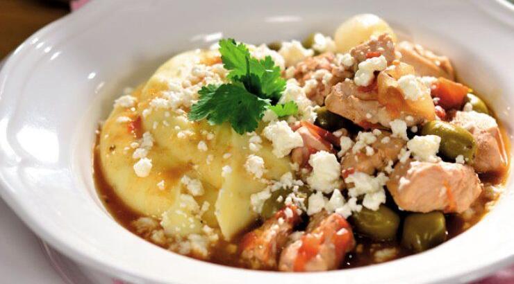 Κοτόπουλο στην κατσαρόλα με κρεμμυδάκια και πουρέ