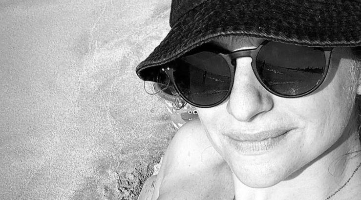 Νίκη Δραγούμη: Οι πόζες στην παραλία χαϊδεύοντας τη φουσκωμένη της κοιλίτσα  [εικόνα]