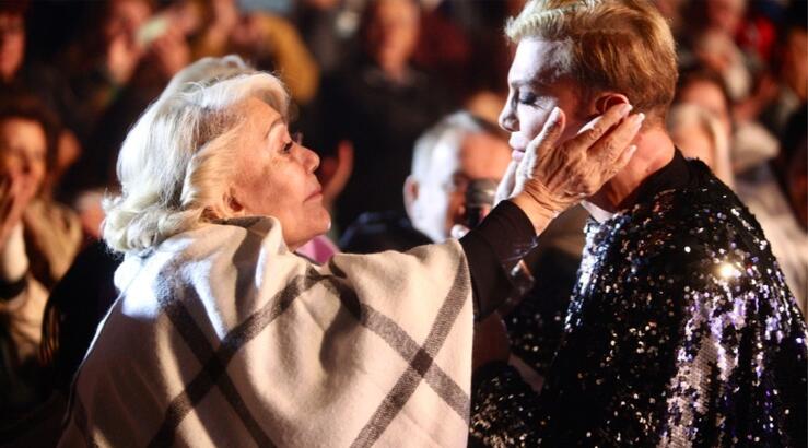 Τάκης Ζαχαράτος: Η στιγμή που «λύγιζει» μπροστά στο φέρετρο της Μαρινέλλας [βίντεο]