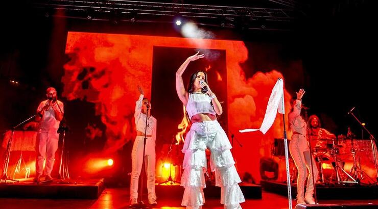 Μαρίνα Σάττι: Διέκοψε την ερμηνεία σε συναυλία της - Της έριχναν αυγά πάνω στη σκηνή [βίντεο]