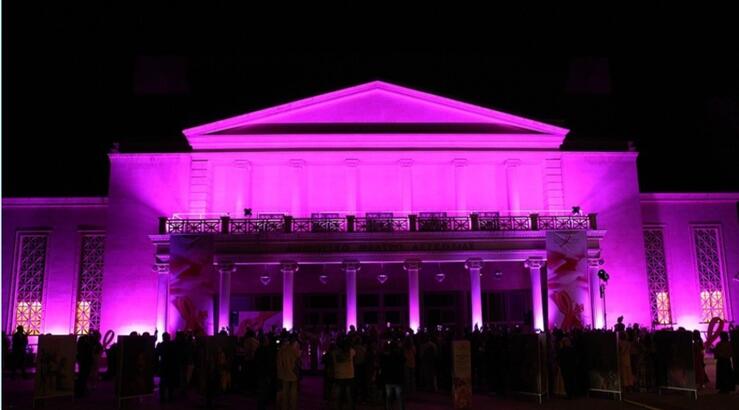 Η Estée Lauder φωταγώγησε το Δημοτικό Θέατρο Λευκωσίας στα πλαίσια της Εκστρατείας Ενημέρωσης για τον καρκίνο του μαστού