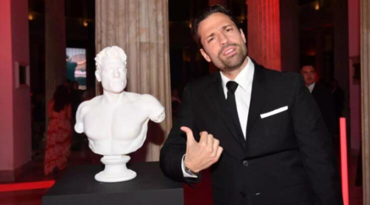 Kωνσταντίνος Αργυρός: Με τους γονείς και τη σύντροφό σε δημόσια εκδήλωση όπου και τιμήθηκε [εικόνες]