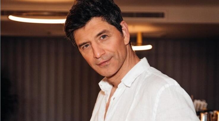 Σάκης Ρουβάς: Δείτε τον να κάνει ασκήσεις φωνητικής...ως ένας άλλος "ερωτευμένος γάτος" [βίντεο]