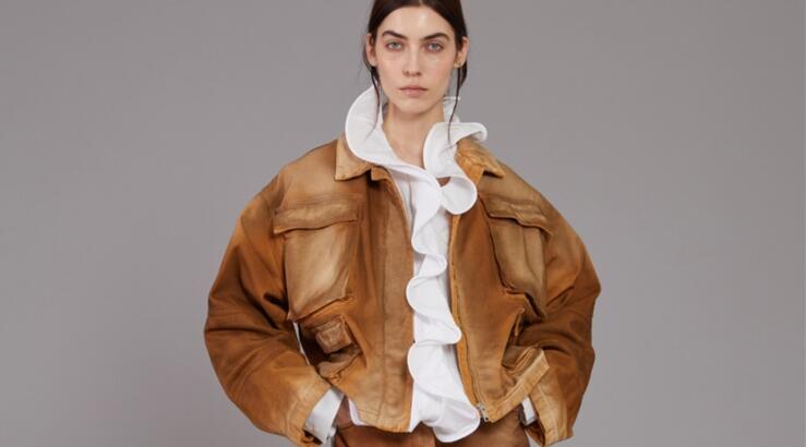 Τζιν σε χρώμα εσπρέσο – Μια καφέ επανάσταση στην γκαρνταρόμπα σας