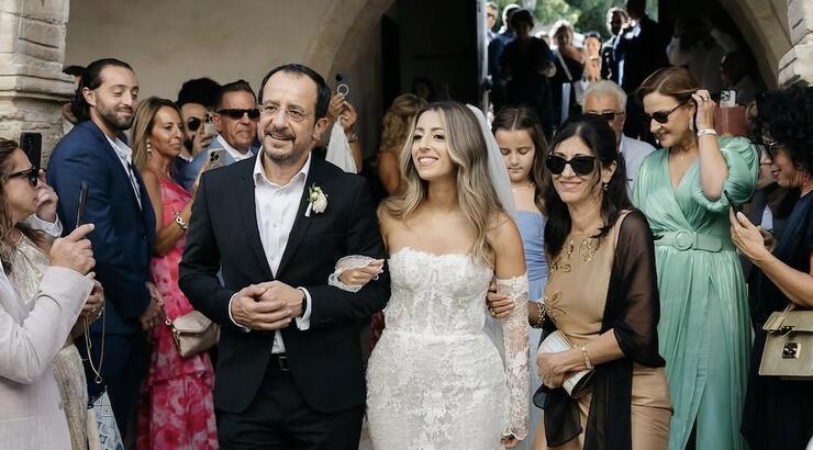 Νίκος Χριστοδουλίδης: Συνόδευσε την ανιψιά του στην εκκλησία [εικόνες]