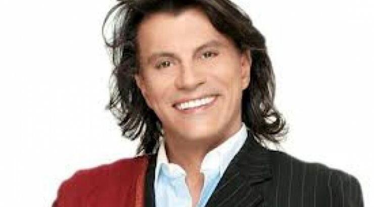 Ποιός είναι ο γυμνός άντρας στην παρέα του Ηλια Ψινάκη;