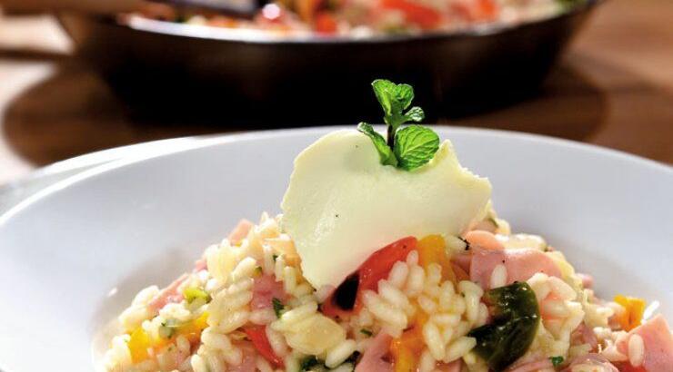 Ριζότο με πολύχρωμες πιπεριές και φρέσκα μυρωδικά