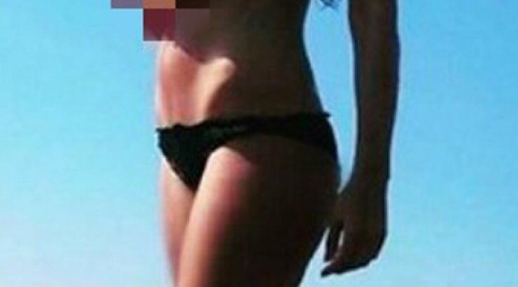 Γνωστό μοντέλο περπατούσε τόπλες σε παραλία της Πάφου [εικόνα]