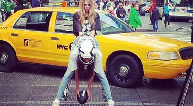 Η Cara Delevingne και η Jourdan Dunn παίζουν ποδόσφαιρο