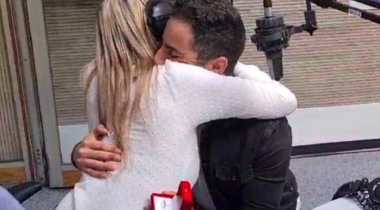 Κύπριος τραγουδιστής έκανε πρόταση γάμου στην σύντροφο του ενώ βρισκόταν σε ραδιοφωνικό στούντιο