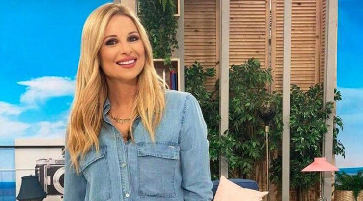 Χριστιάνα Αριστοτέλους: Την απαθανάτισε ο Γιώργος Εφραίμ να κάνει pedicure στα πόδια της κόρης τους