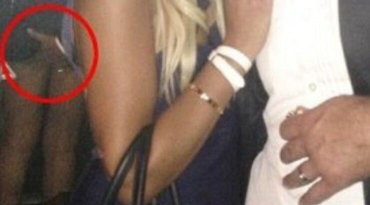 Ποιον παντρεμένο τραγουδιστή «συνέλαβε» ο φωτογραφικός φακός να βάζει χέρι σε θαυμάστρια;