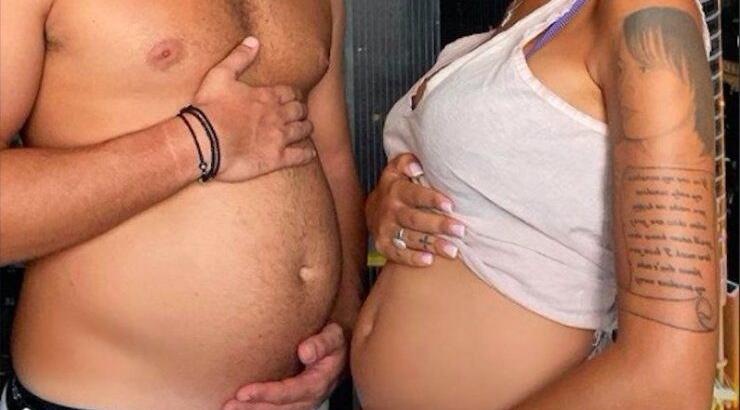 Ότι πιο γλυκό είδαμε σήμερα: Ο σύζυγος εγκυμονούσας Κύπριας ποζάρει μαζί της με φουσκωμένη κοιλιά!