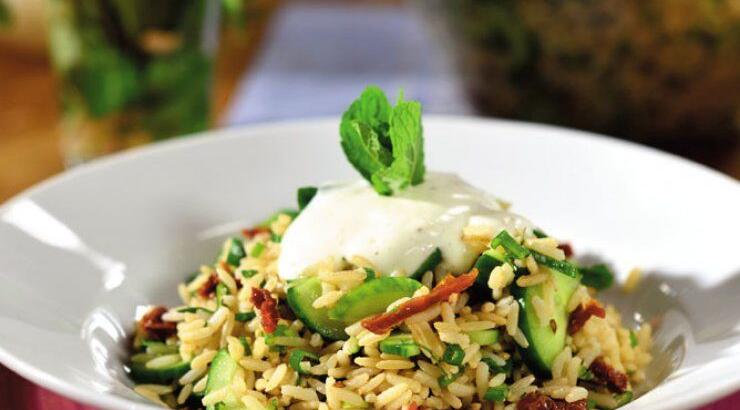 Σαλάτα με ρύζι, λιαστές τομάτες, φρέσκο κρεμμυδάκι και αγγουράκια