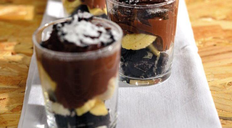 Κρέμα σοκολάτας πάνω σε ψιλοκομμένες μπανάνες με μπισκότα