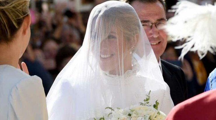 Η Ellie Goulding κατάφερε να "κλέψει" τις εντυπώσεις και με τα δυο νυφικά της!