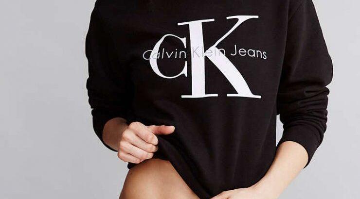 Ο Raf Simons αλλάζει το κλασικό logo του Calvin Klein
