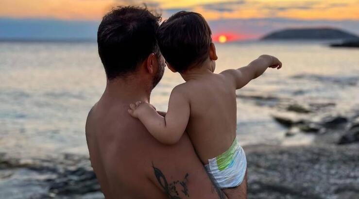 Αγαπημένος Έλληνας τραγουδιστής έγινε πατέρας για δεύτερη φορά 