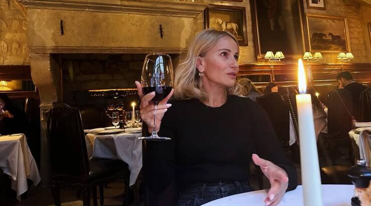 Έμιλυ Γιολίτη: Σου υπενθυμίζει ποιος είναι ο πιο chic χρωματικός συνδυασμός της σεζόν