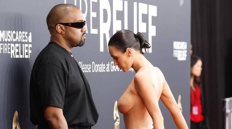Η σύντροφος του Kanye West εμφανίστηκε γυμνή στο κόκκινο χαλί των Grammy και την έδιωξαν