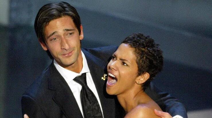 Oscars 2025: Η Halle Berry ανταπέδωσε το φιλί στον Adrien Brody 22 χρόνια μετά [εικόνα]