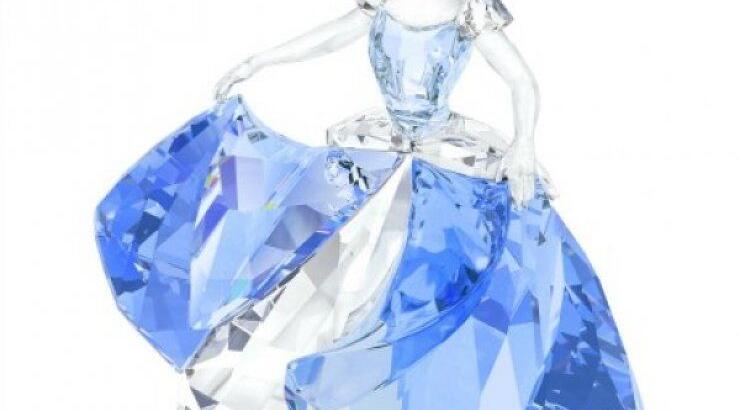 Η νέα "Σταχτοπούτα" της Disney λάμπει με Swarovski!  