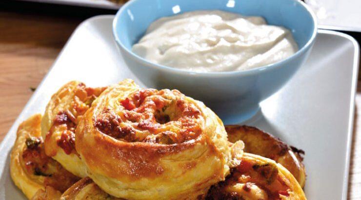 Ρολάκια με πολύχρωμες πιπεριές και σαλάτα ταχίνι