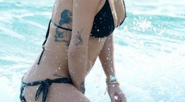 Ποια διάσημη κυρία παραλίγο να έχει το πιο σέξι ατύχημα στην παραλία;