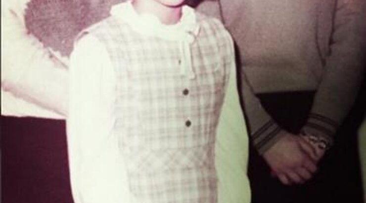 Η ξανθιά Ελληνίδα παρουσιάστρια αγνώριστη σε παιδική ηλικία!