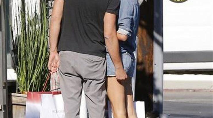 Την χούφτωσε στη μέση του δρόμου ο ηθοποιός [εικόνες]